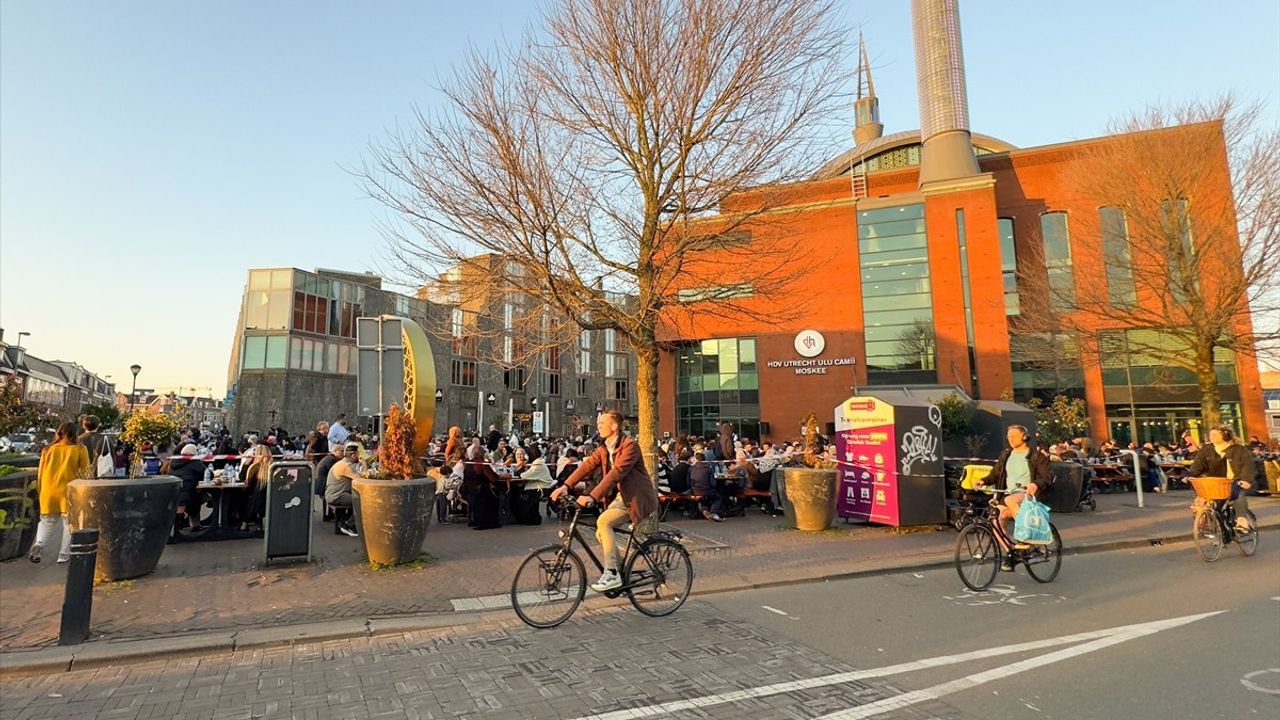 Hollanda'da 1600 Kişilik Sokak İftarı Coşkusu