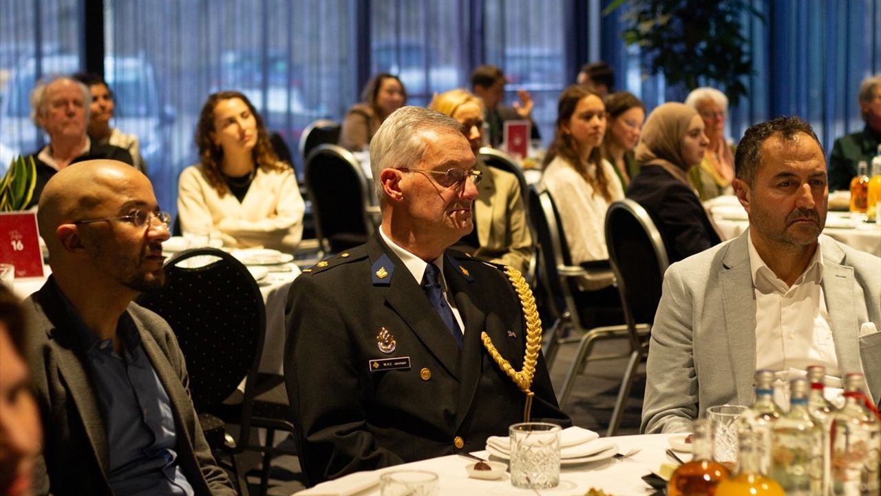 Hollanda'da Ulusal İftar Programında Dini Temsilciler Bir Araya Geldi