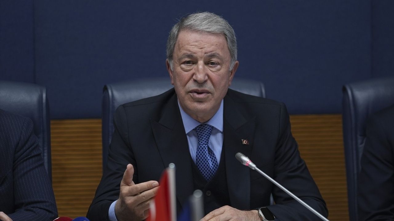 Hulusi Akar, Romanya Dışişleri Komisyonu Başkanı Corlatean ile Önemli Görüşme Gerçekleştirdi