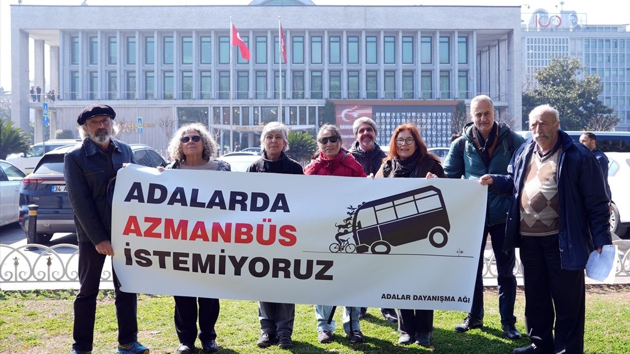 İBB Önünde 'Azmanbüs' Eylemi: Adalar Dayanışma Ağı Sesini Yükseltti