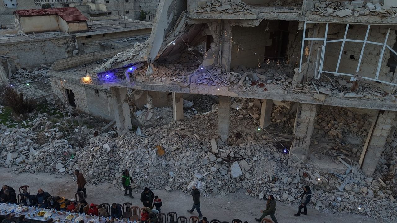 İHH, Halep'te Yıkıntılar Arasında Toplu İftar Düzenledi