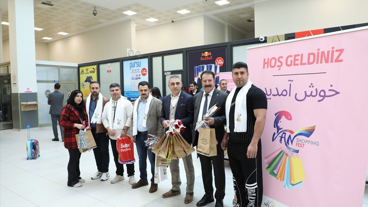 İranlı Turistler Van'da Çiçeklerle Karşılandı