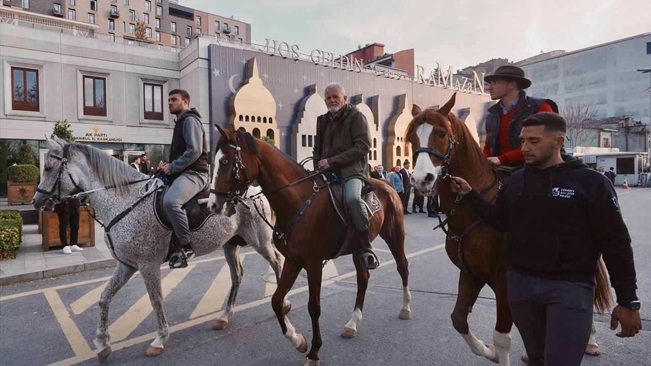 İspanyol Hacı Adayları İstanbul'da Gençlerle İftarda Buluştu