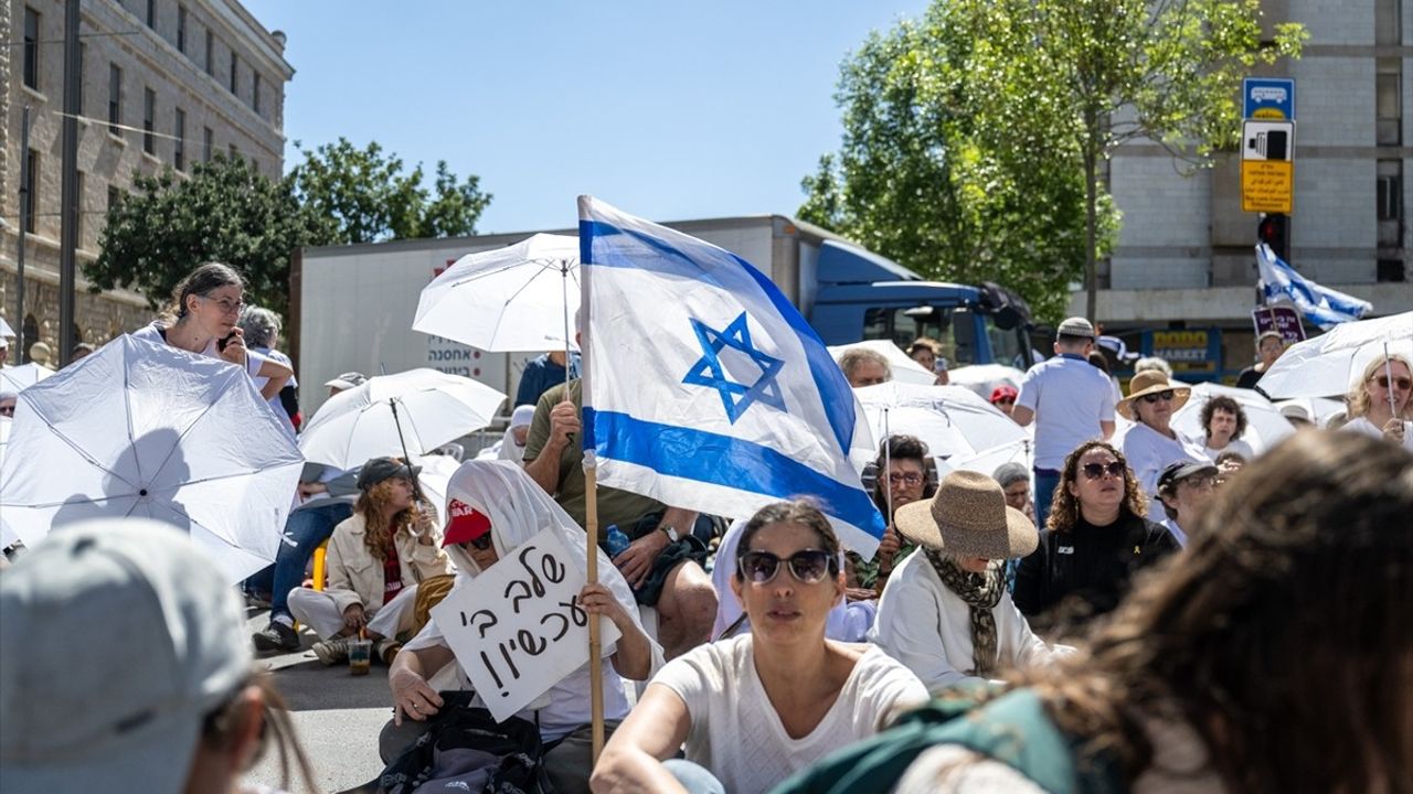 İsrail'de Netanyahu Hükümetine Karşı Kitlesel Protestolar Başladı