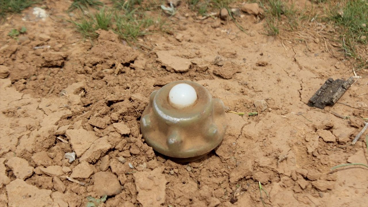 İsrail, Suriye'deki Esed Rejimi Silah Deposuna Saldırdı