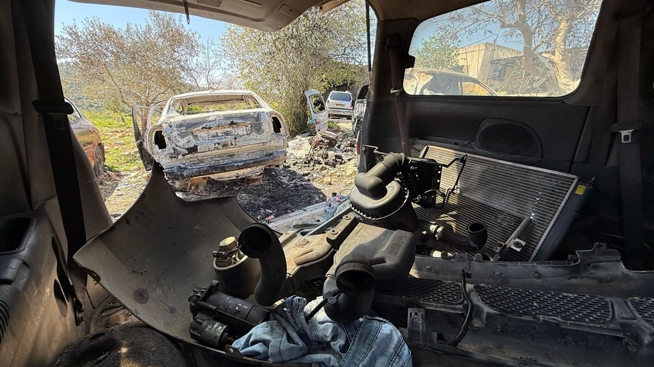 İsrailliler Umm Safa'da Filistinlilere Ait Araçları Ateşe Verdi