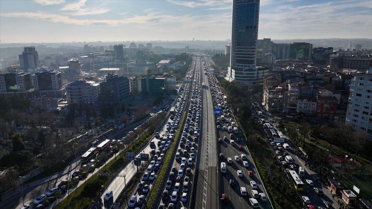 İstanbul'da Akşam Trafik Yoğunluğu Yüzde 85'e Ulaştı