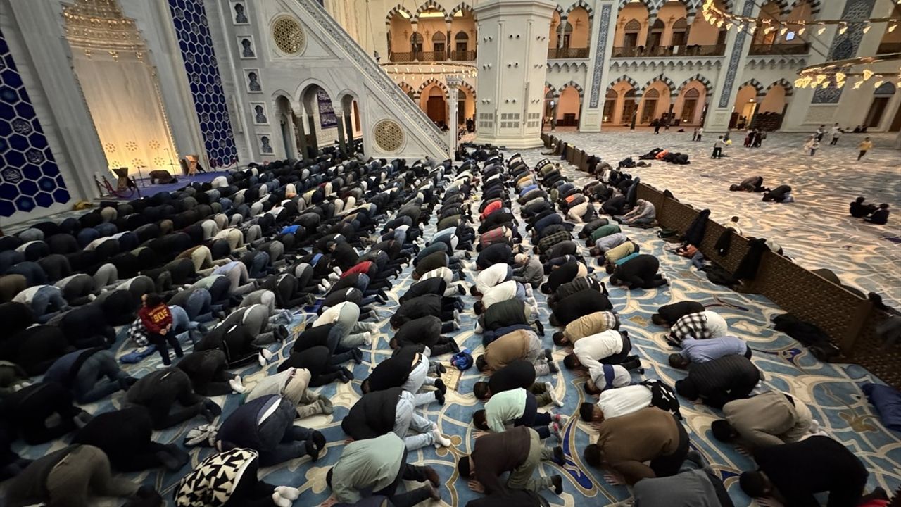 İstanbul'da Ramazan'ın Son Teravih Namazı Coşkusu