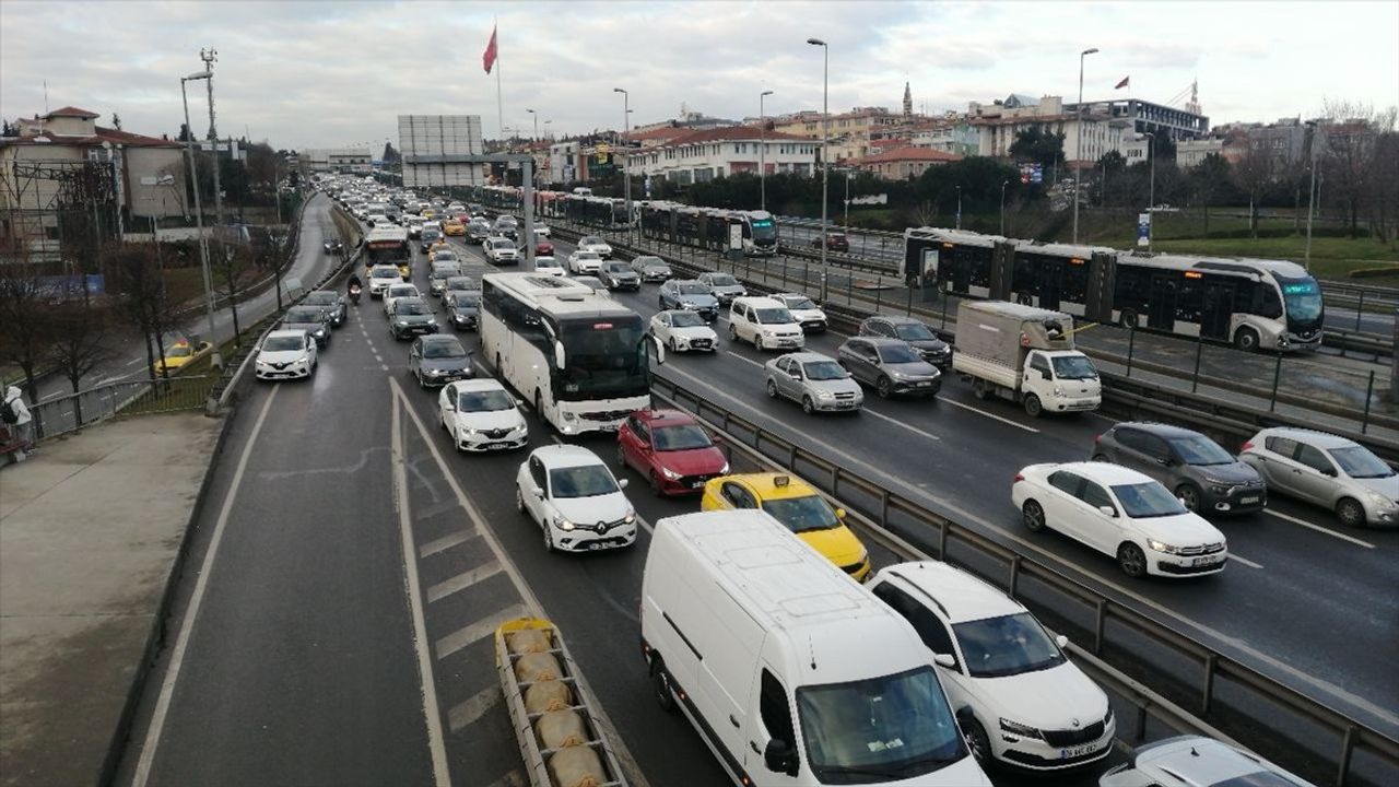 İstanbul'da Sabah Trafik Yoğunluğu Zirveye Ulaştı
