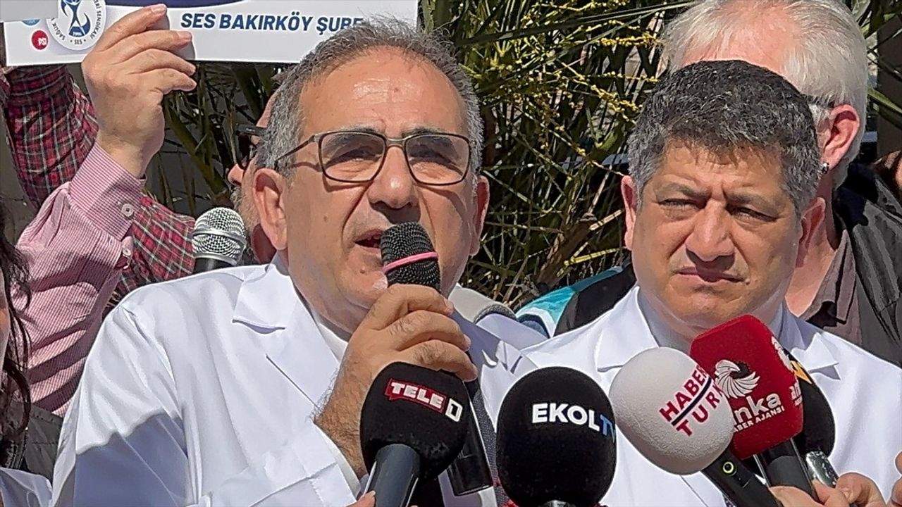 İstanbul'da Sağlık Çalışanları Çalışma Şartları İçin Eylem Yaptı