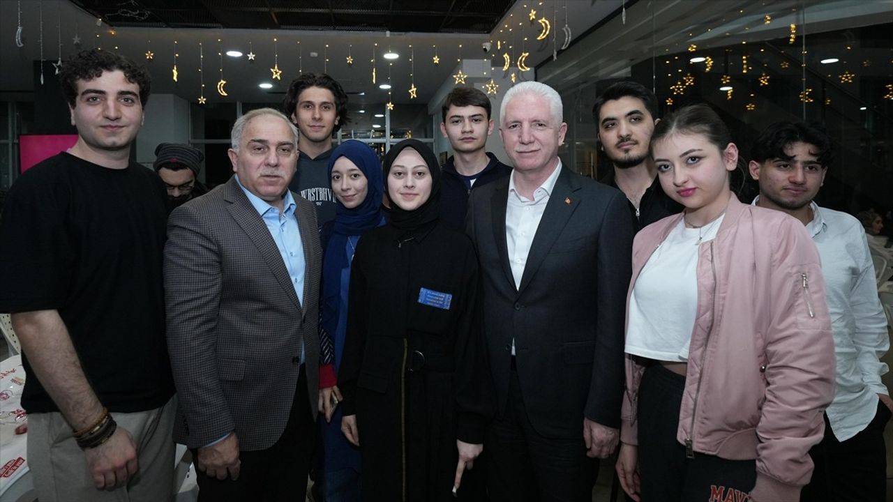 İstanbul Valisi Gül, Gençlerle İftarda Buluştu