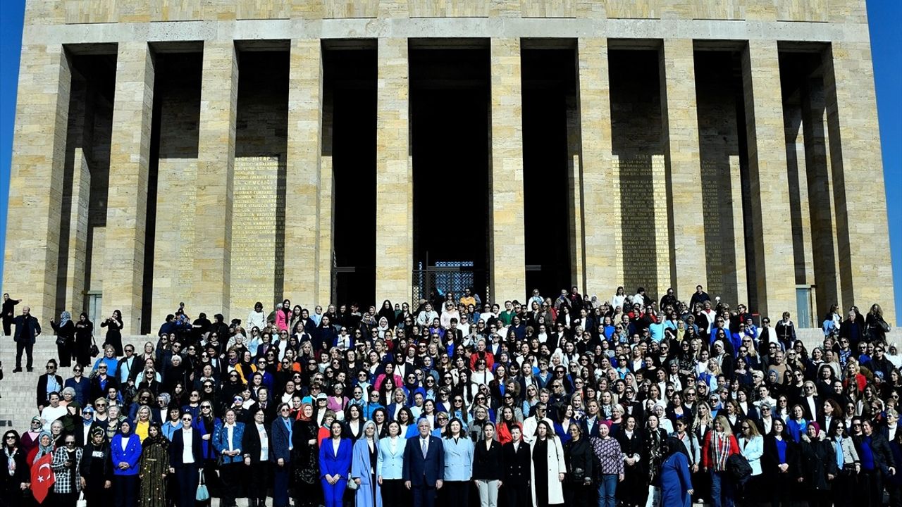 İYİ Parti Genel Başkanı Dervişoğlu, Kadınlarla Anıtkabir'i Ziyaret Etti