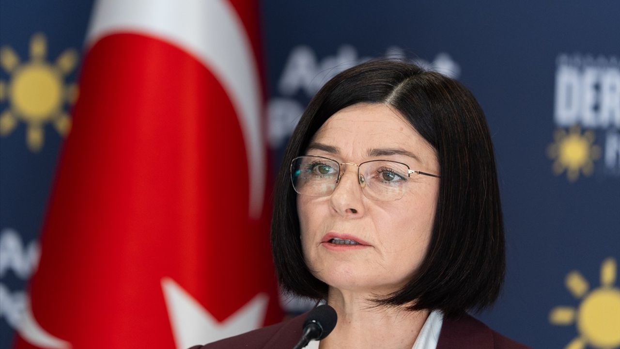 İYİ Partili Ofluoğlu, 8 Mart Dünya Kadınlar Günü Basın Toplantısı Düzenledi