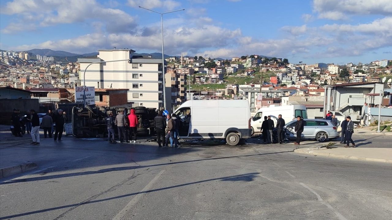 İzmir'de 3 Araçlı Trafik Kazası Güvenlik Kamerasında