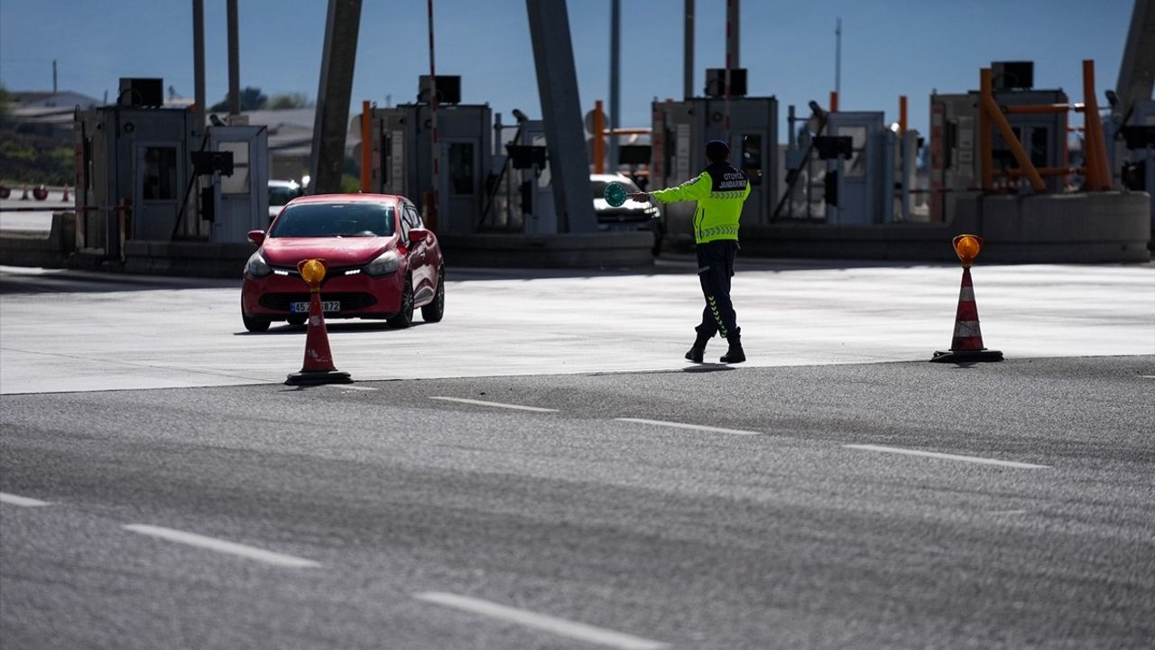 İzmir'de Bayram Tatili İçin Trafik Denetimleri Artırıldı