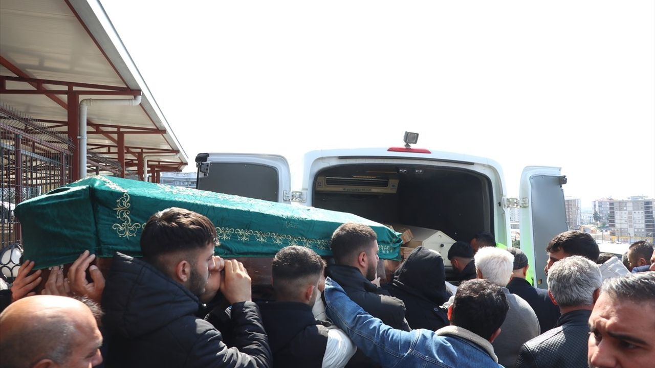 İzmir'de Çatı Tamiri Sırasında Düşerek Hayatını Kaybeden Baba ve Oğul Defnedildi