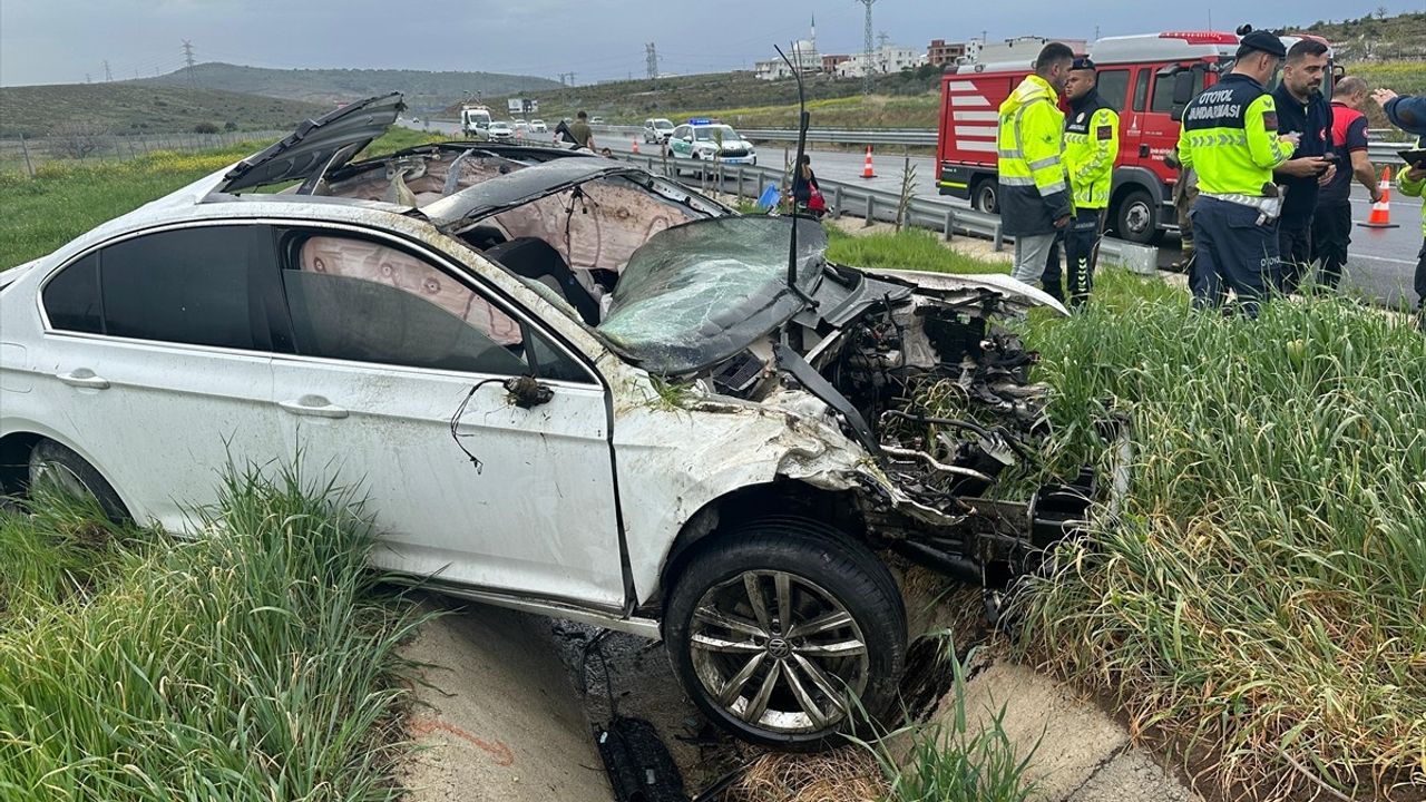 İzmir'de Devrilen Araçta Feci Kaza: Sürücü Hayatını Kaybetti, 5 Kişi Yaralandı