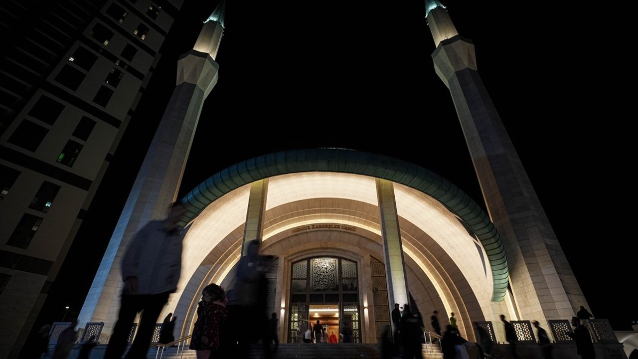 İzmir'de Kadir Gecesi Coşkuyla İdrak Edildi