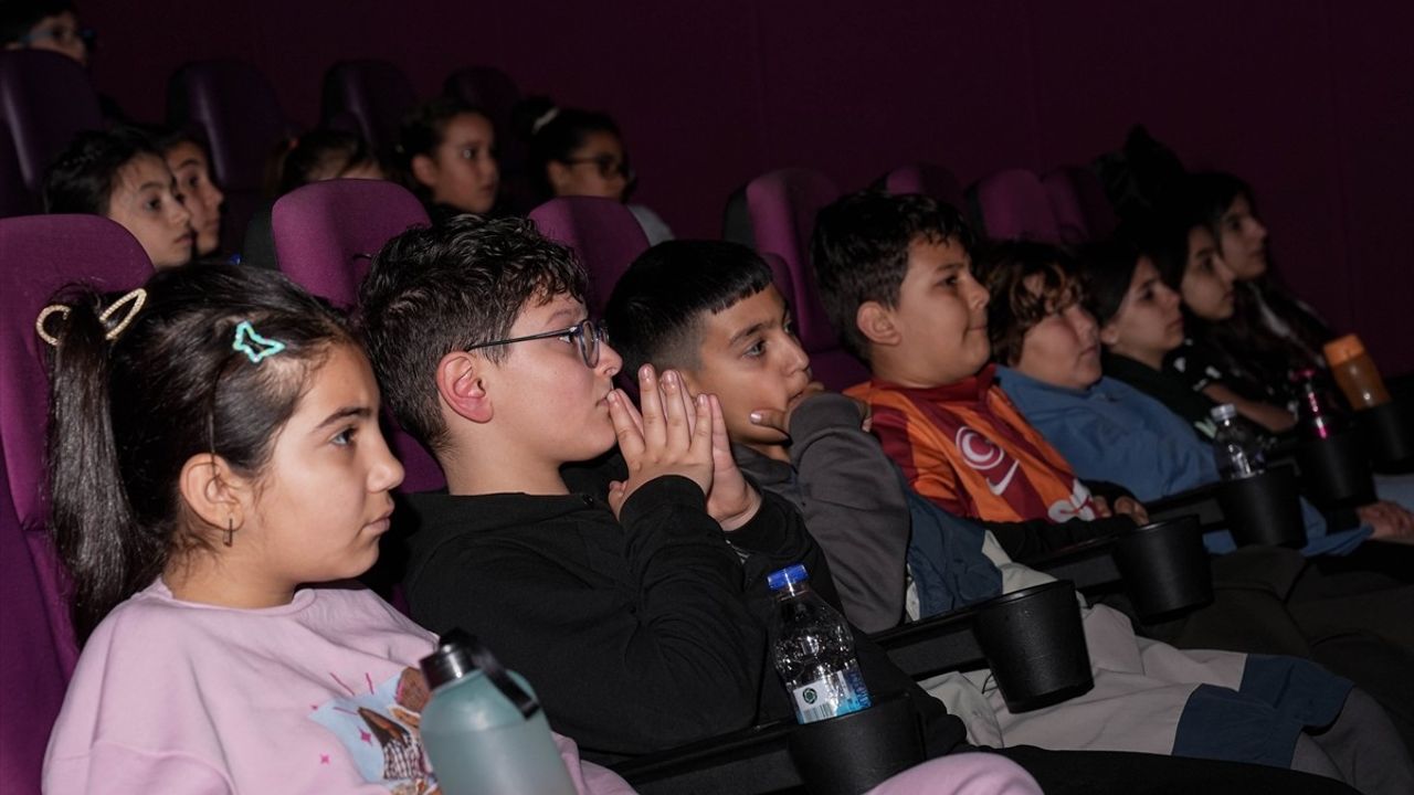 İzmir'de Öğrenciler 'Ufkun Ötesinde' Belgeselini İzledi