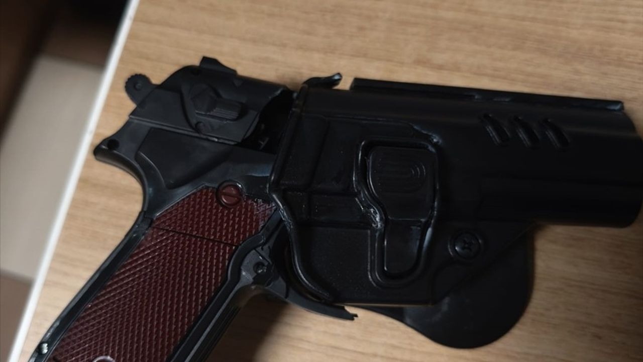 İzmir'de Sahte Polis Üzerinde Dolandırıcılık Şüphesiyle Yakalandı