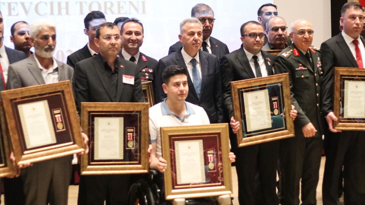 İzmir'de Şehit Yakınları ve Gazilere Devlet Övünç Madalyası Taktimi