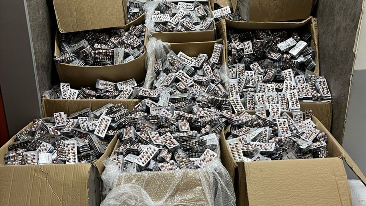 İzmir’de Uyuşturucu Operasyonu: 275 Bin 800 Sentetik Ecza Hapı Ele Geçirildi