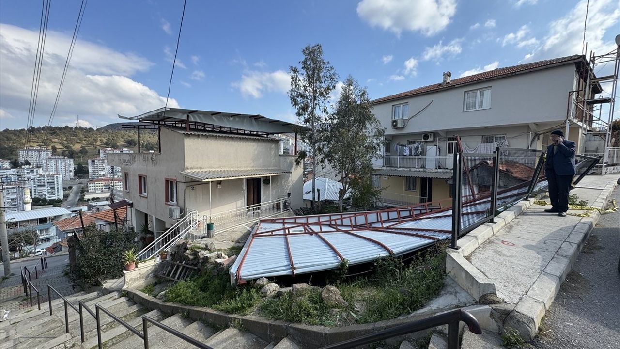 İzmir'de Yaşanan Trajik Olay: Baba ve Oğlu Şiddetli Rüzgar Nedeniyle Hayatını Kaybetti