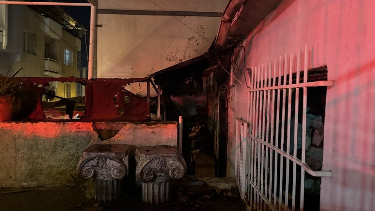 İzmir Karabağlar'da Yangın, Müstakil Ev Kullanılamaz Hale Geldi