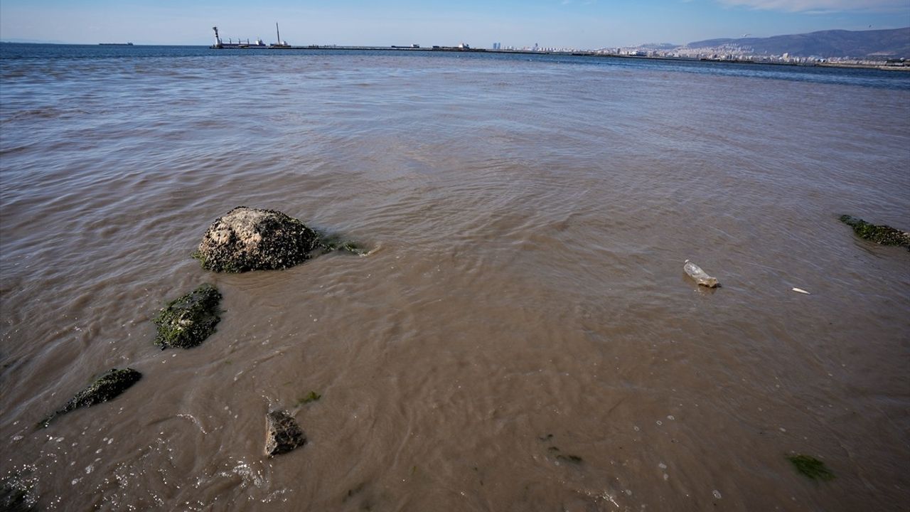İzmir Körfezi'nde Atık Su Deşarjı Sonrası Renk Değişikliği