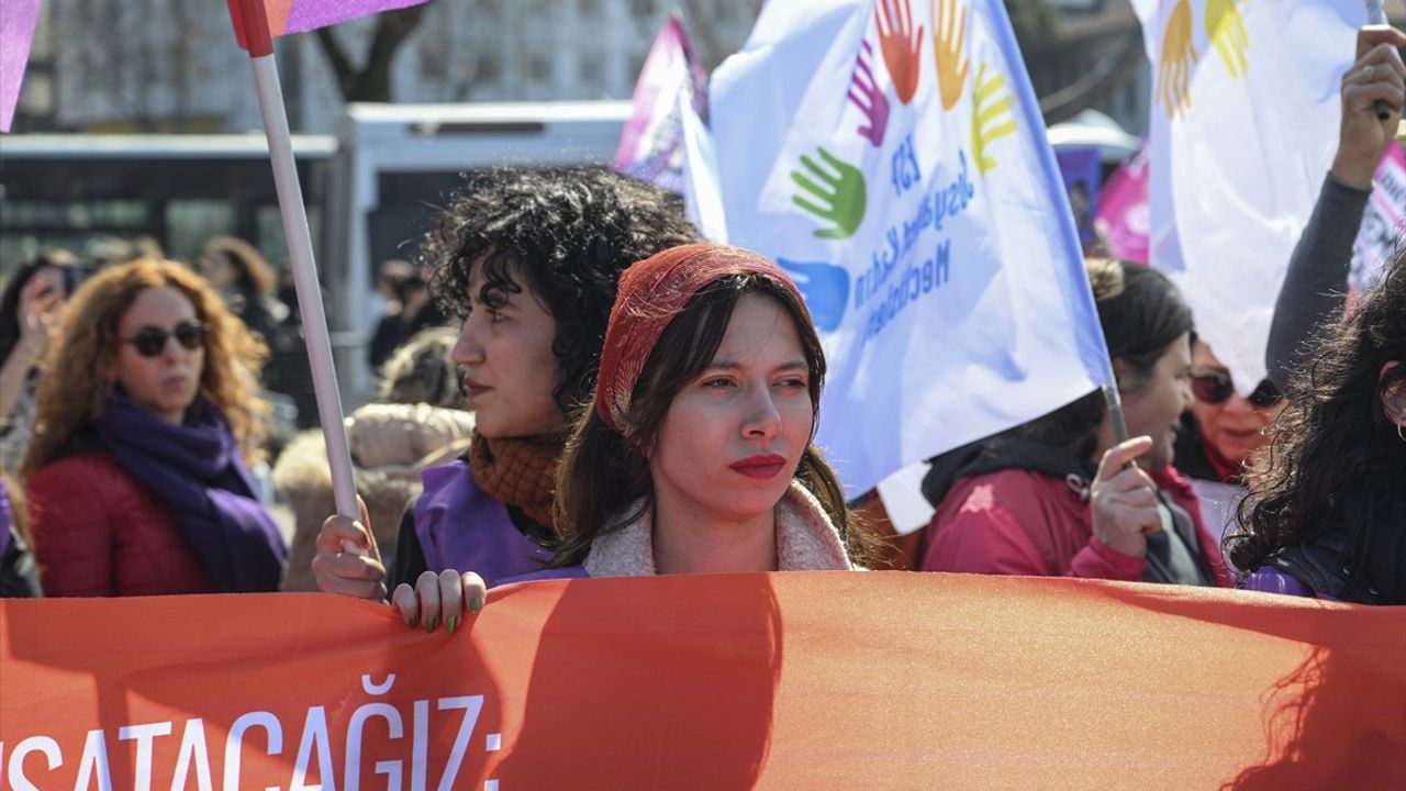 Kadıköy'de 8 Mart Dünya Kadınlar Günü Coşkuyla Kutlandı