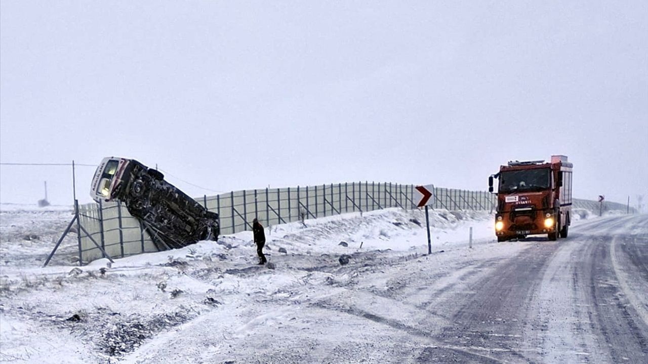 Kahramanmaraş'ta Devrilen Ambulanstaki 3 Sağlık Personeli Yaralandı