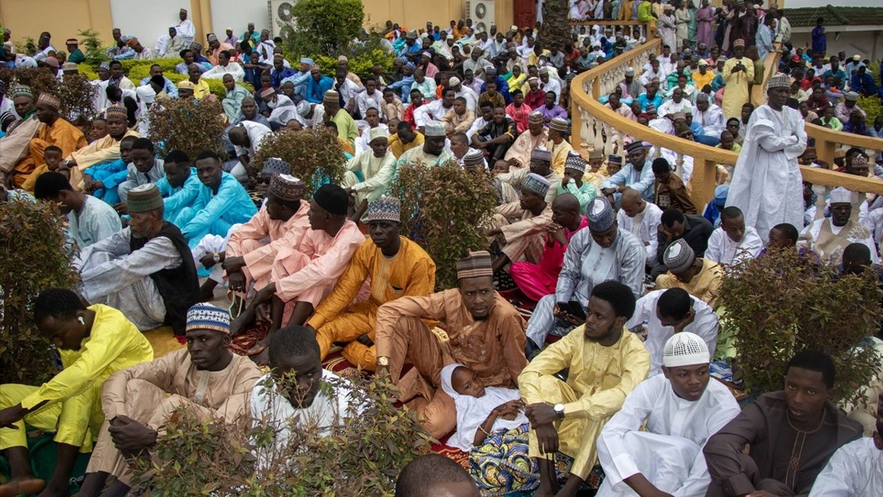 Kamerun'da Müslümanlar Ramazan Bayramı Namazı İçin Camileri Doldurdu