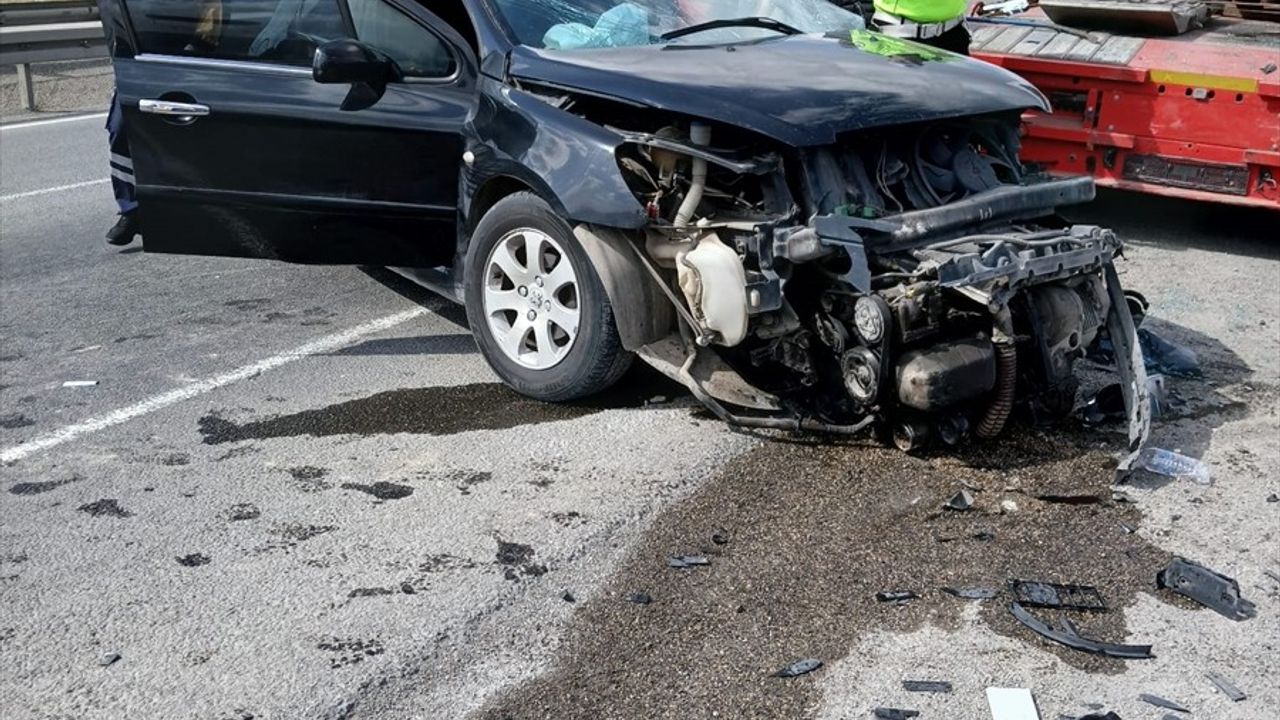 Karabük'te Park Halindeki Tıra Çarpan Otomobilde 5 Kişi Yaralandı