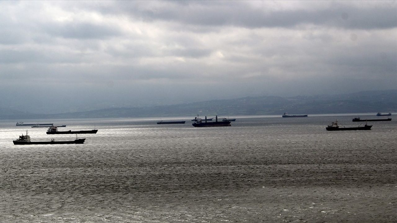 Karadeniz'de Fırtına Uyarısı: Yük Gemileri Sinop'a Sığındı