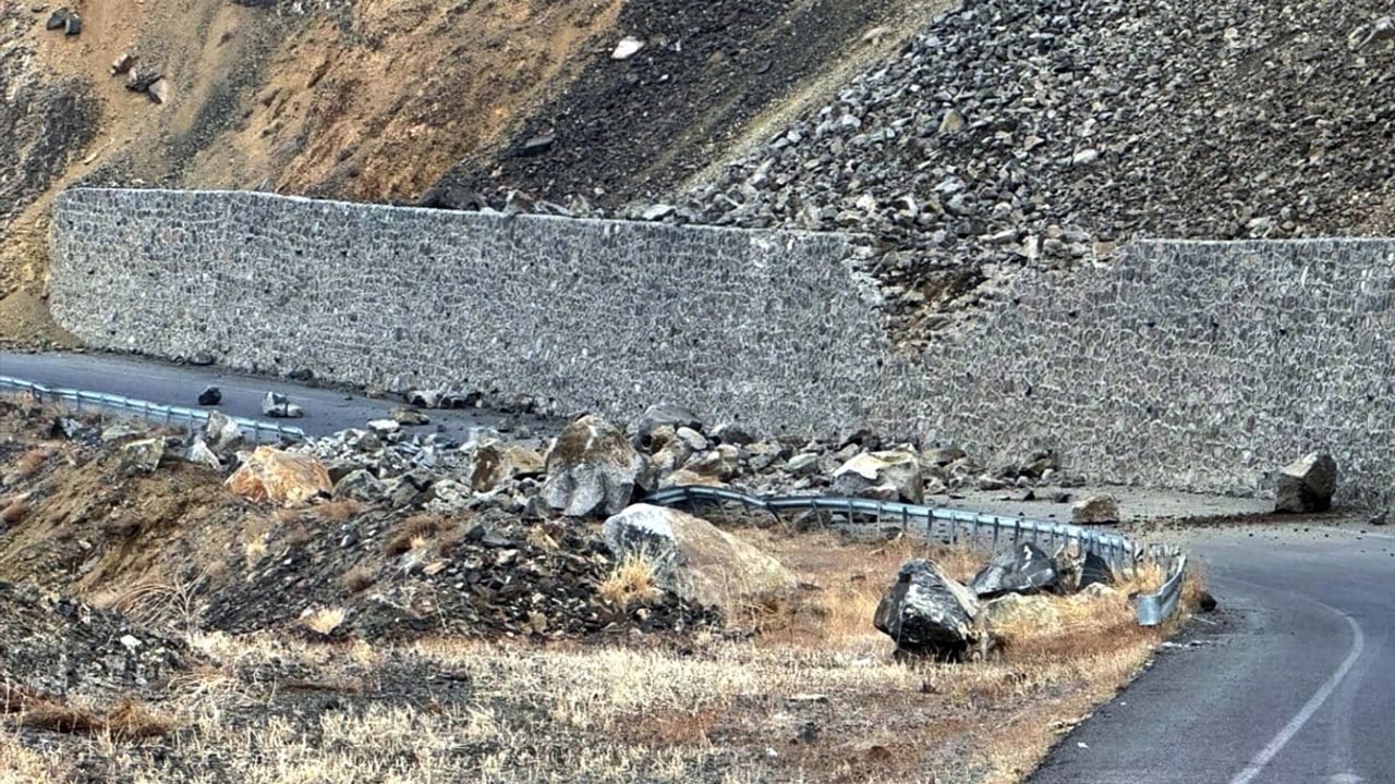 Kars Sarıkamış'ta Heyelan Ulaşımı Aksattı