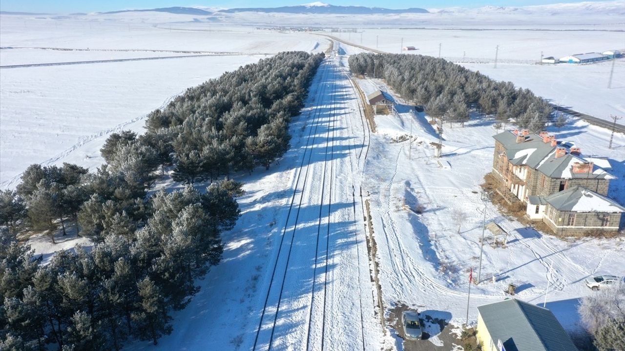 Kars'taki Karla Kaplı Tren İstasyonu Dronla Görüntülendi