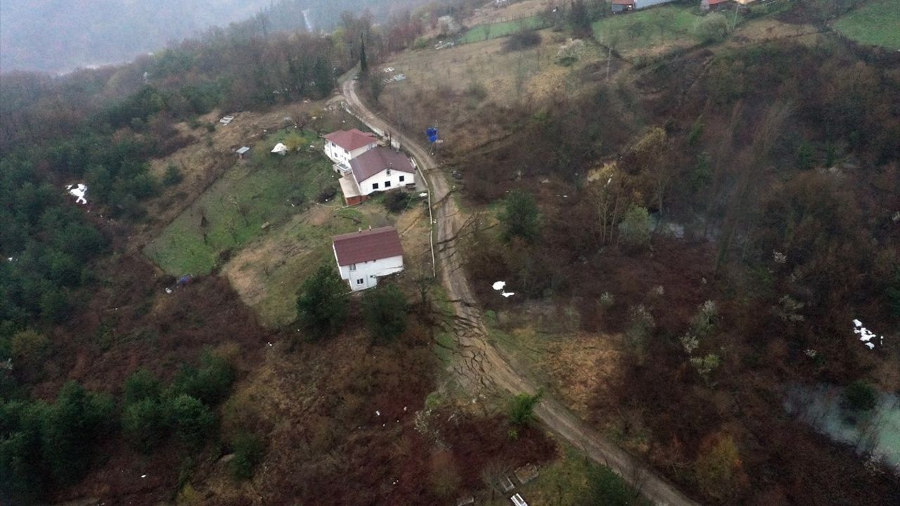 Kastamonu'da Heyelan: İki Ev Zarar Gördü, Yol Çöktü