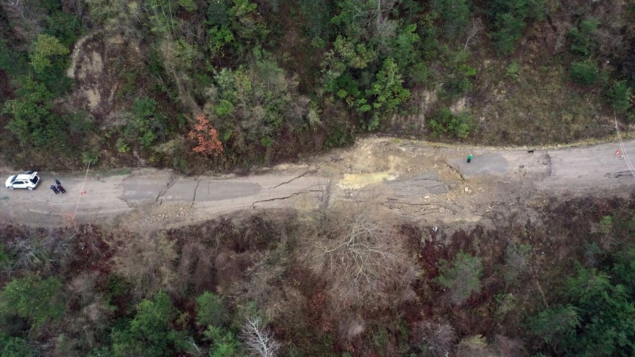 Kastamonu'da Karların Erimesiyle Köy Yolu Göçtü