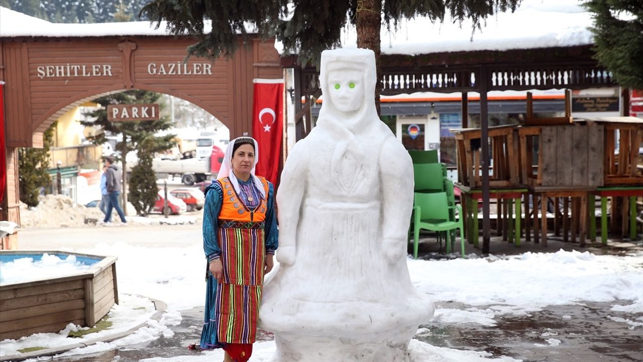 Kastamonulu Esnaf, Yöresel Kadın Kıyafetlerinden Kardan Heykel Yaptı