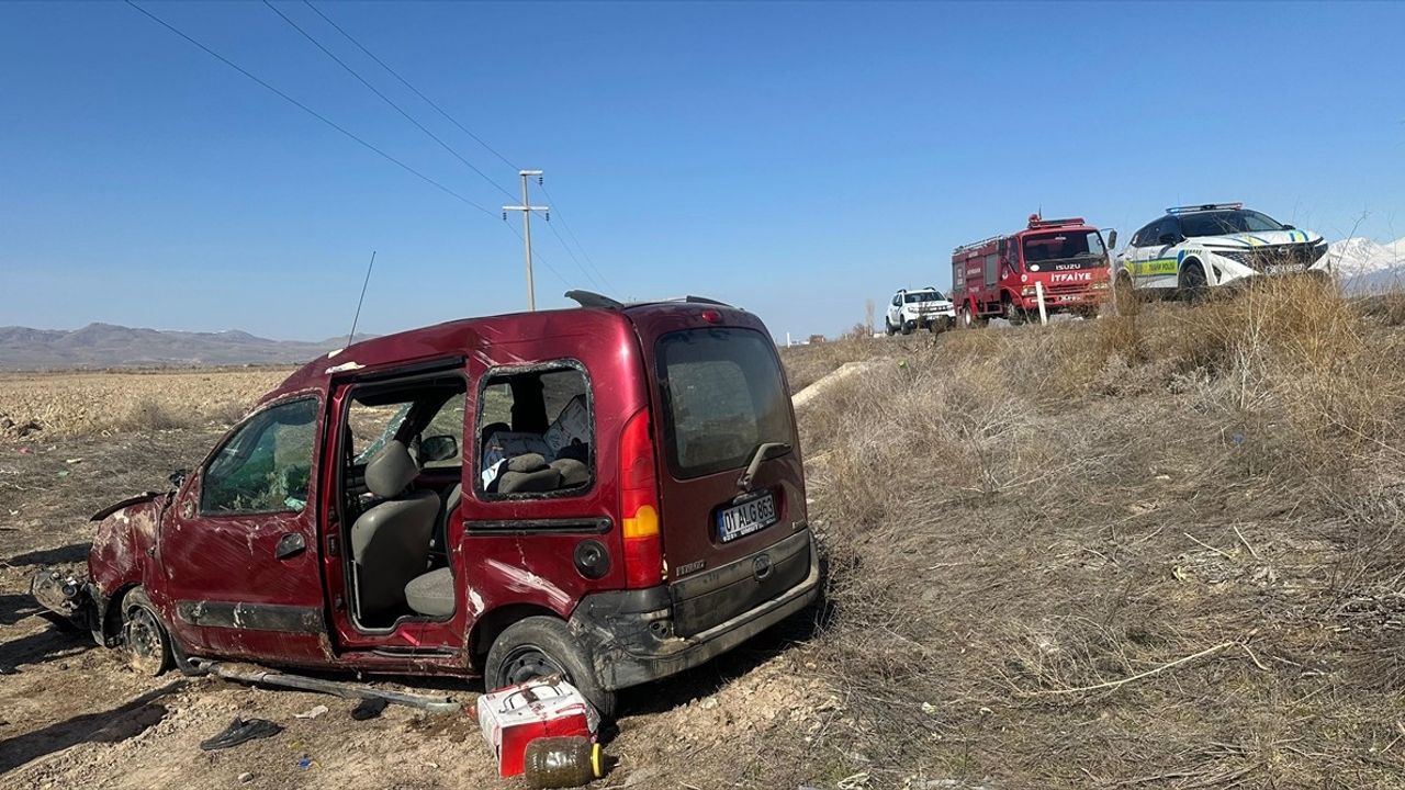 Kayseri'de Hafif Ticari Araç Devrildi: 3 Yaralı