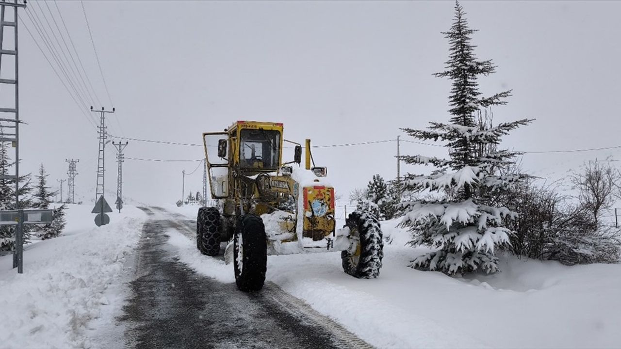 Kayseri'de Karla Mücadele: 203 Mahalle Yolu Ulaşıma Açıldı