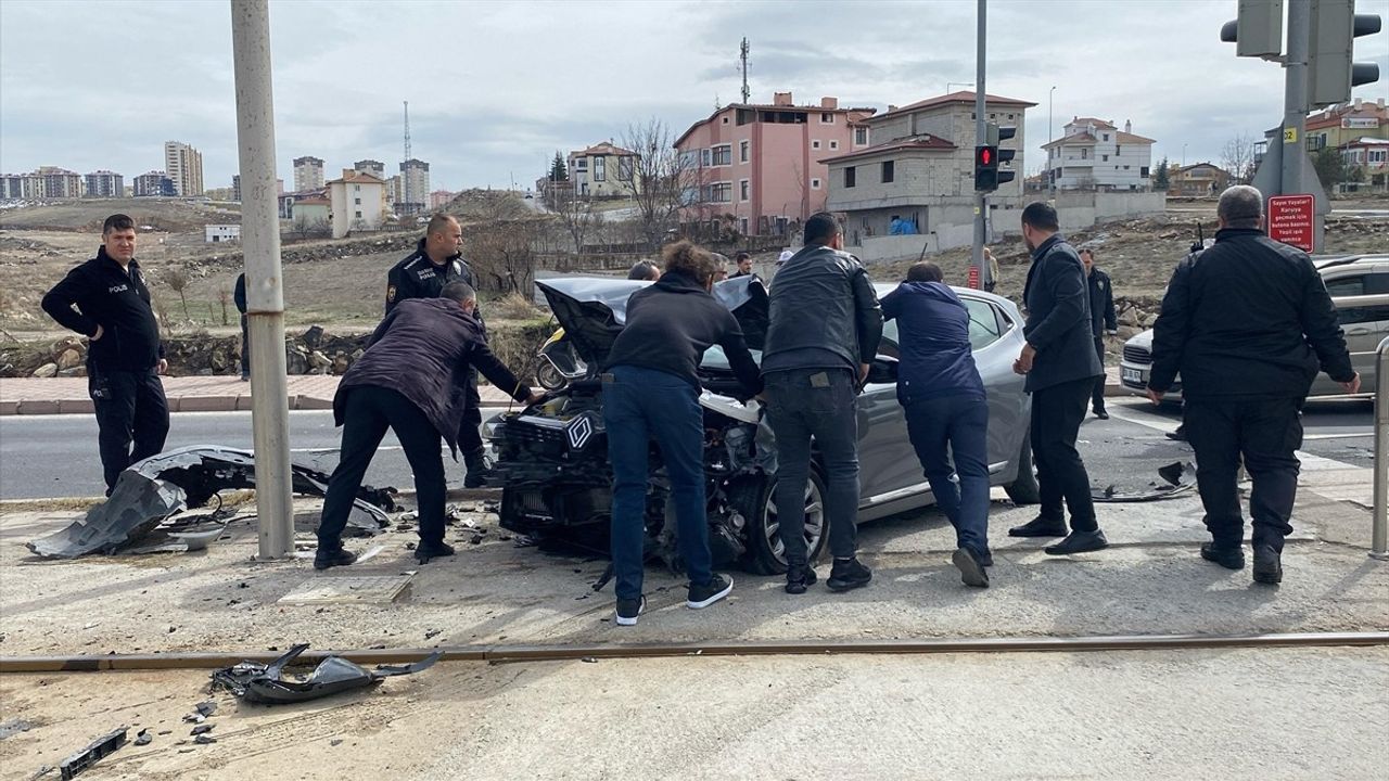 Kayseri'de Otomobil Çarpışması: 3 Yaralı