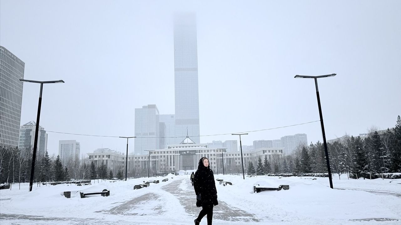 Kazakistan'da Kar Fırtınası Şehirler Arası Yolu Kapatıyor