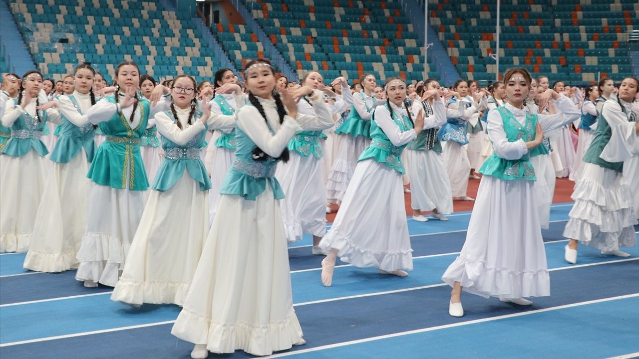 Kazakistan'da Nevruz Bayramı Coşkusuyla Milli Kıyafet Günü Kutlandı