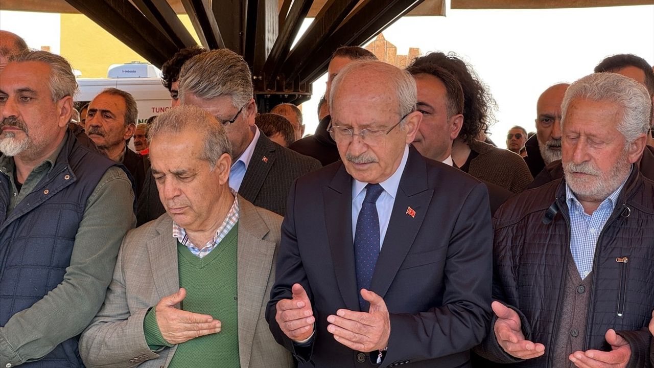 Kemal Kılıçdaroğlu, Tunceli'de Kuzeninin Cenaze Törenine Katıldı
