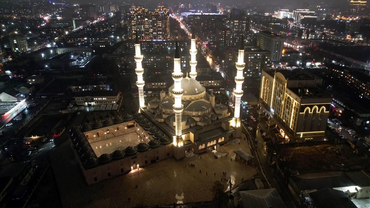 Kırgızistan Cumhurbaşkanı Caparov, İftar için Bişkek'te Cemaatiyle Bir Araya Geldi