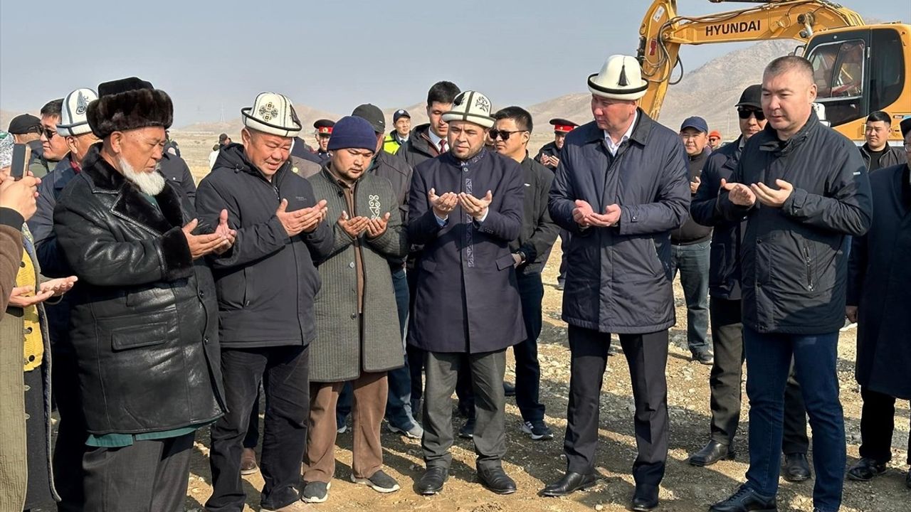 Kırgızistan’da Tacikistan’a Devredilen Köy İçin Yeni Evlerin Temeli Atıldı
