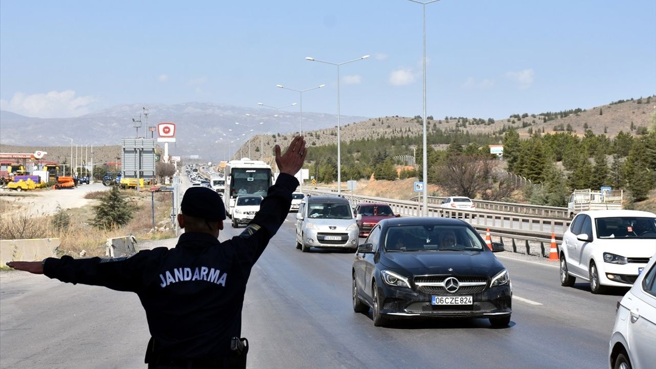 Kırıkkale'de Bayram Öncesi Trafik Yoğunluğu Zirveye Ulaştı