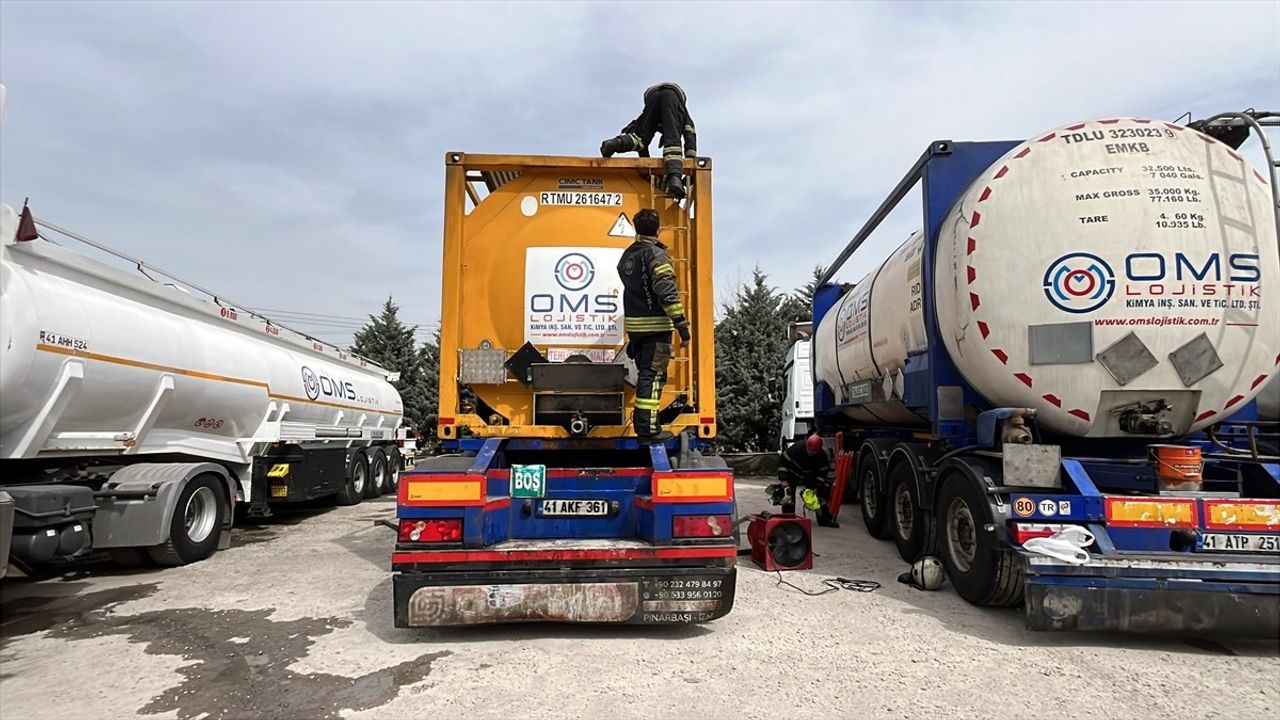 Kocaeli'de Boş Tankerin İçine Düşen Şoför Hastaneye Kaldırıldı