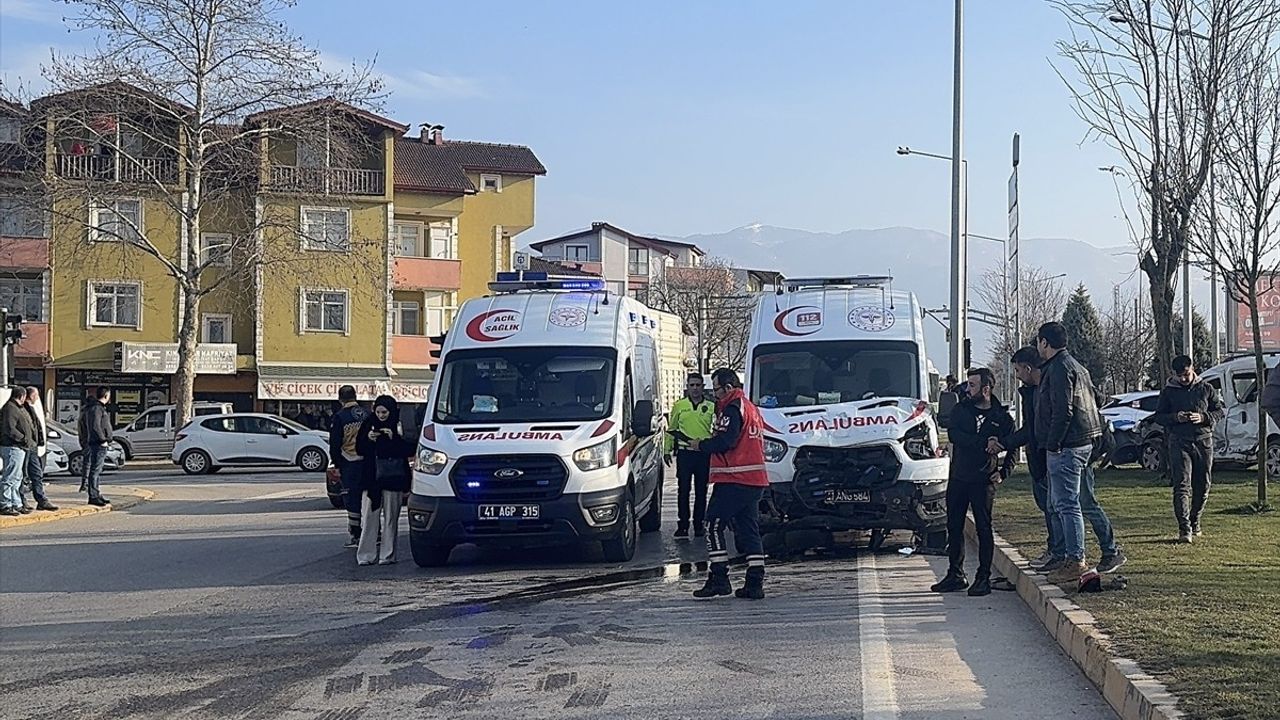 Kocaeli'de Hamile Kadını Taşıyan Ambulans Kazaya Karıştı: 5 Yaralı